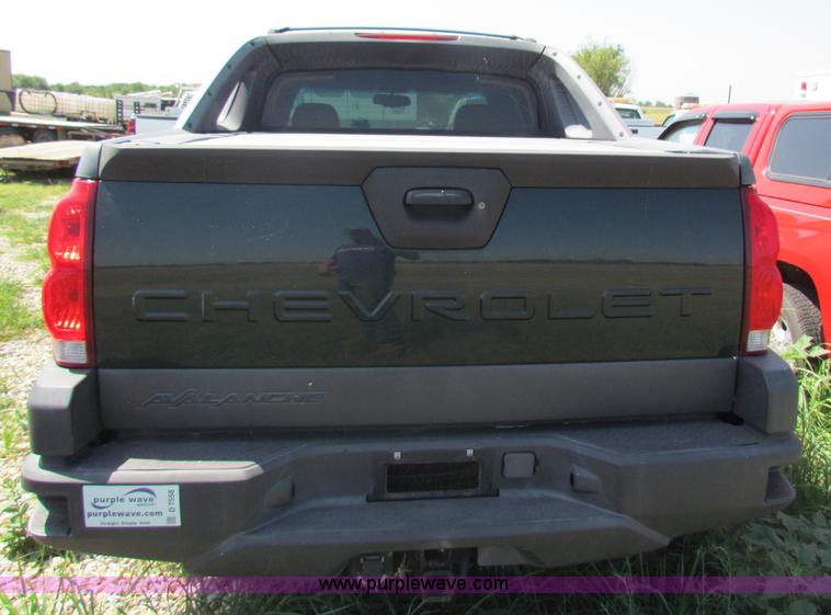 image for item D7558 2004 Chevrolet Avalanche pickup truck