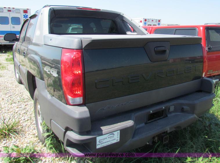 image for item D7558 2004 Chevrolet Avalanche pickup truck