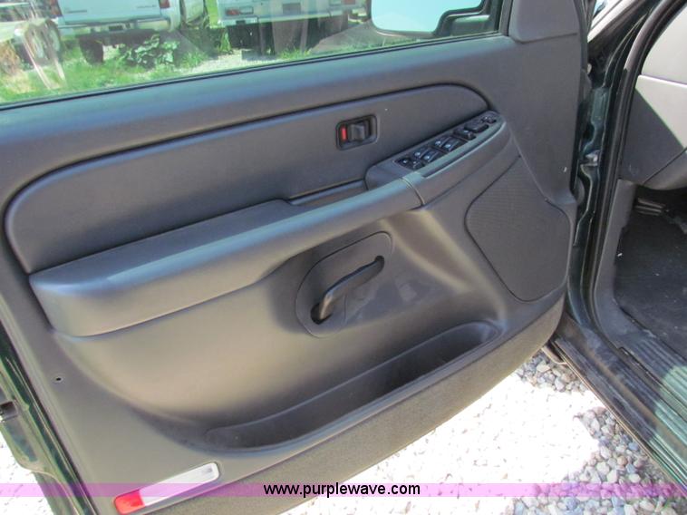 image for item D7558 2004 Chevrolet Avalanche pickup truck