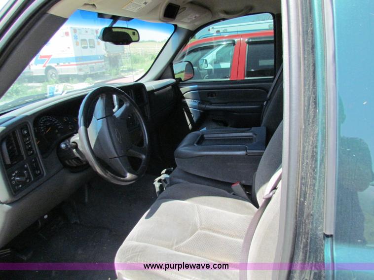 image for item D7558 2004 Chevrolet Avalanche pickup truck