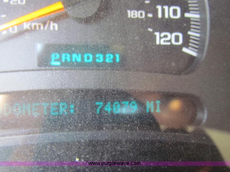 image for item D7558 2004 Chevrolet Avalanche pickup truck