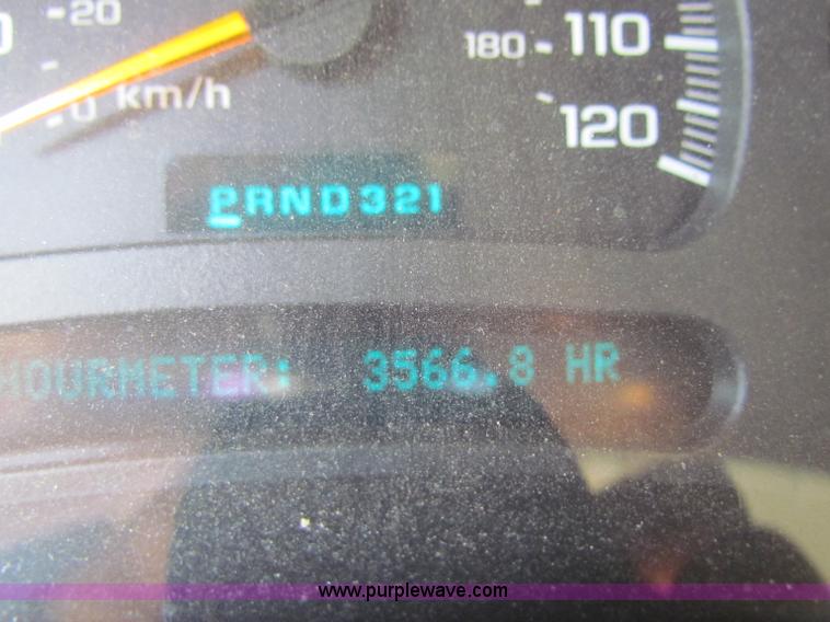 image for item D7558 2004 Chevrolet Avalanche pickup truck