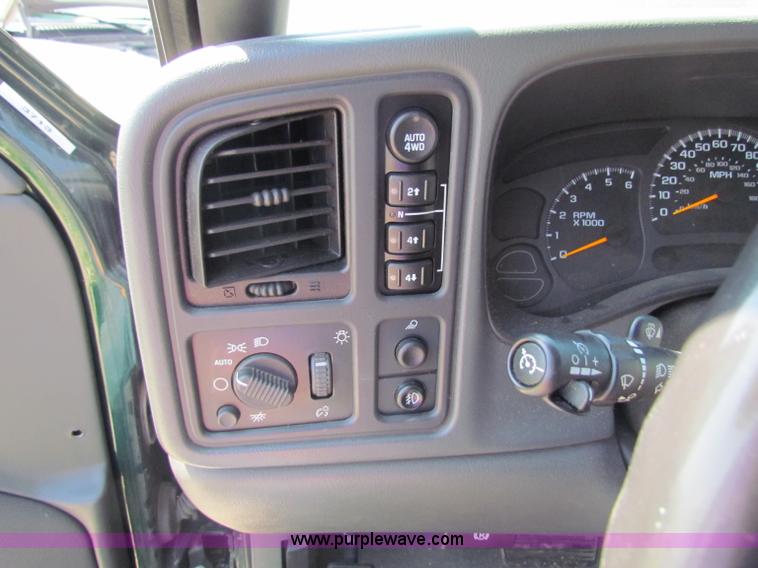 image for item D7558 2004 Chevrolet Avalanche pickup truck