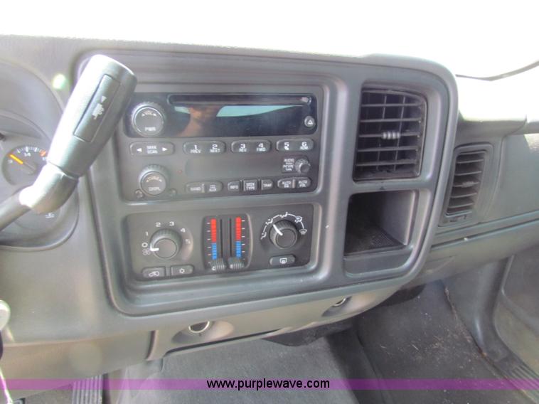 image for item D7558 2004 Chevrolet Avalanche pickup truck