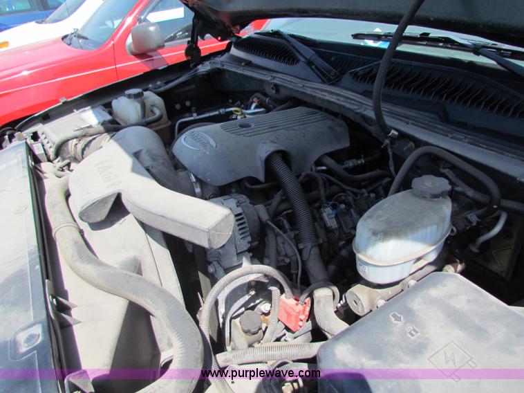 image for item D7558 2004 Chevrolet Avalanche pickup truck