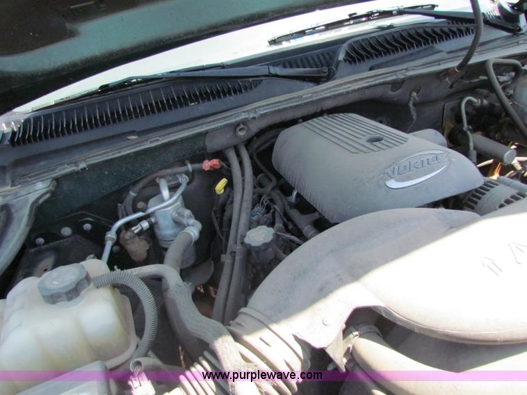 image for item D7558 2004 Chevrolet Avalanche pickup truck