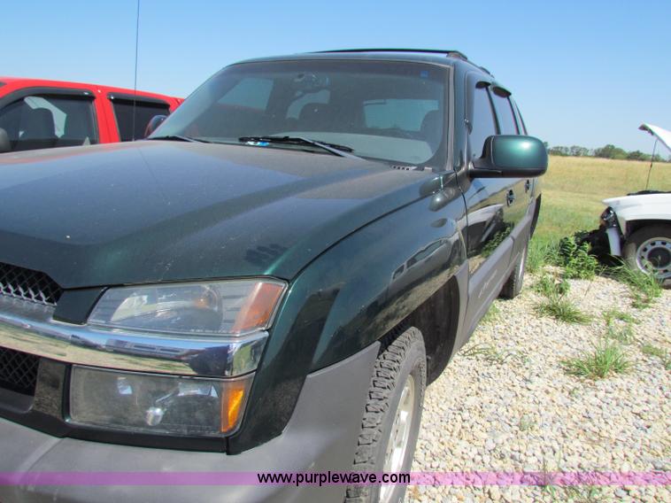 image for item D7558 2004 Chevrolet Avalanche pickup truck