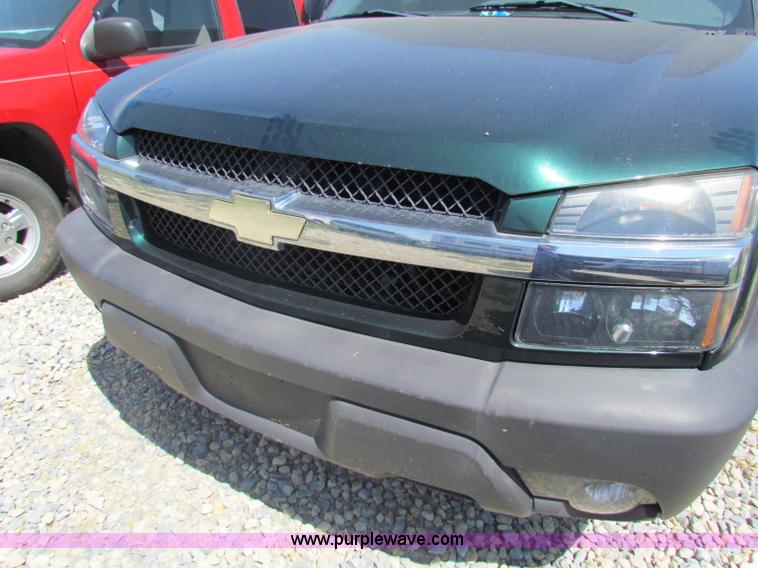 image for item D7558 2004 Chevrolet Avalanche pickup truck
