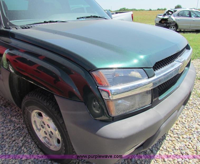 image for item D7558 2004 Chevrolet Avalanche pickup truck