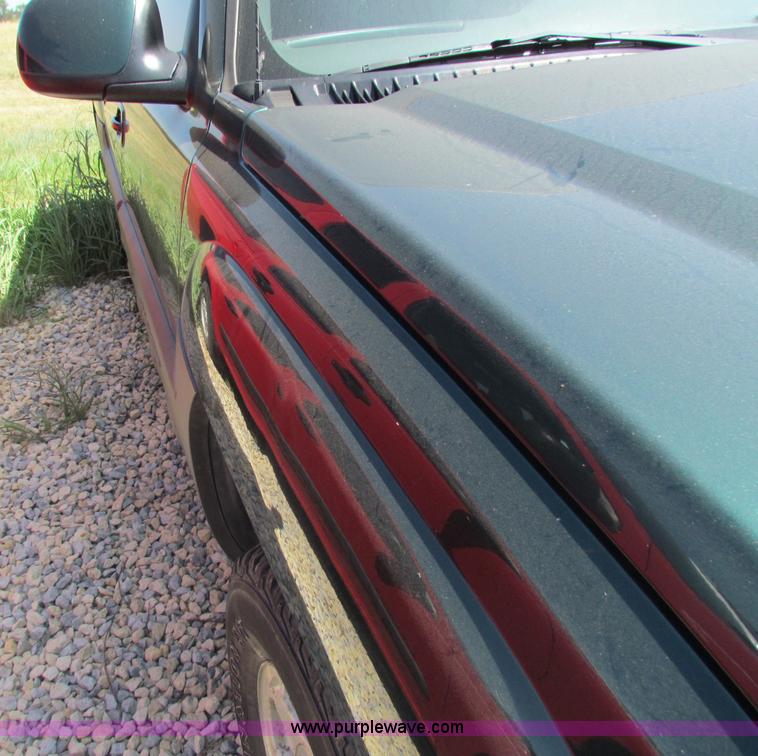 image for item D7558 2004 Chevrolet Avalanche pickup truck