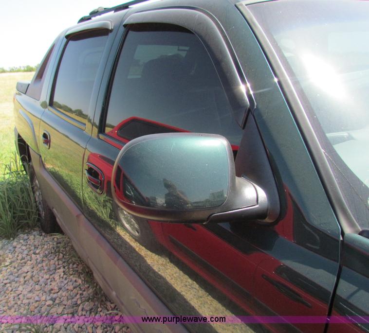 image for item D7558 2004 Chevrolet Avalanche pickup truck