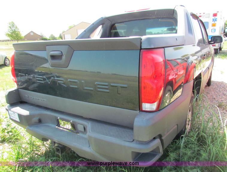 image for item D7558 2004 Chevrolet Avalanche pickup truck
