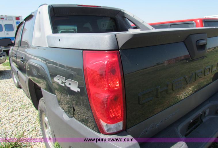 image for item D7558 2004 Chevrolet Avalanche pickup truck