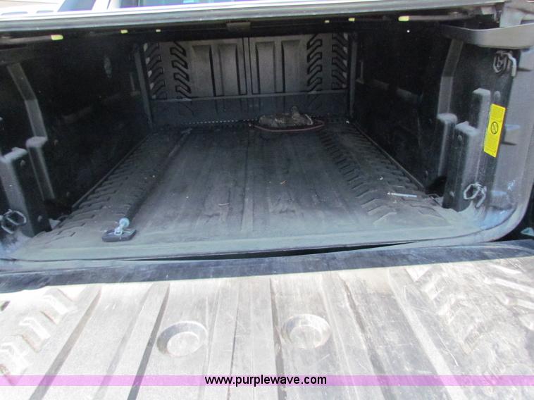 image for item D7558 2004 Chevrolet Avalanche pickup truck