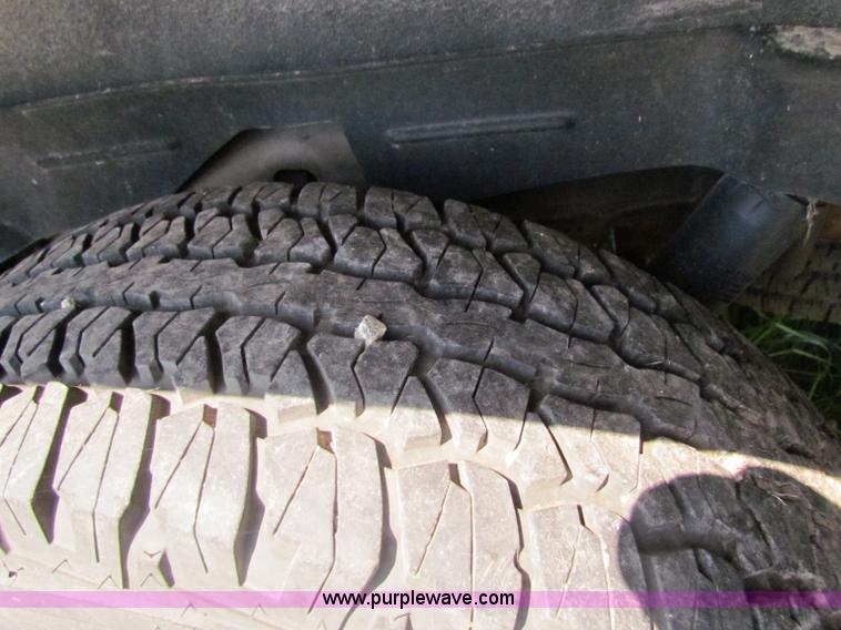 image for item D7558 2004 Chevrolet Avalanche pickup truck