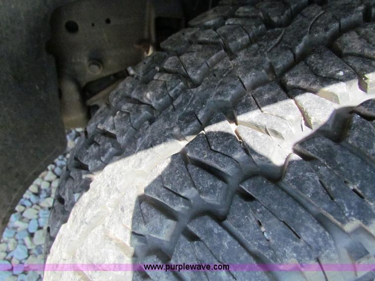 image for item D7558 2004 Chevrolet Avalanche pickup truck