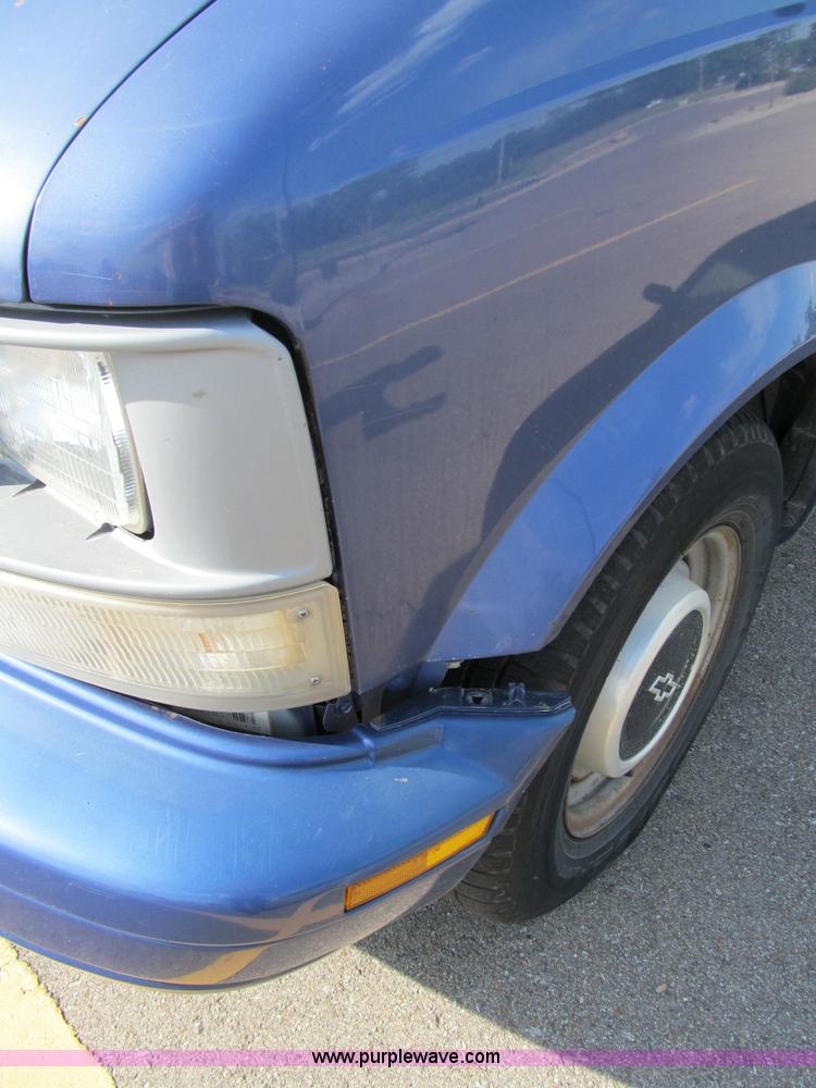 image for item M9250 1996 Chevrolet Astro van