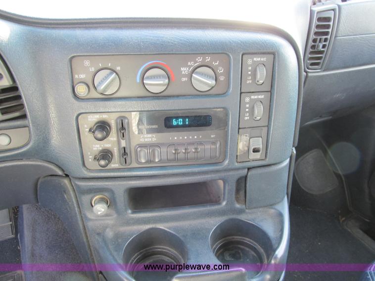 image for item M9250 1996 Chevrolet Astro van