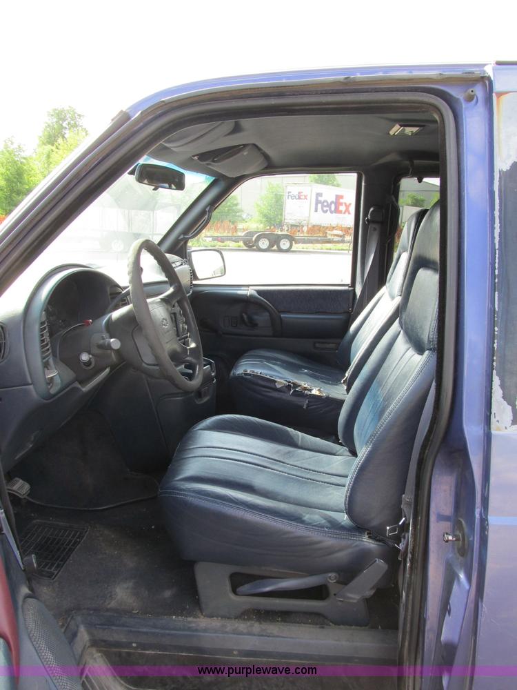 image for item M9250 1996 Chevrolet Astro van