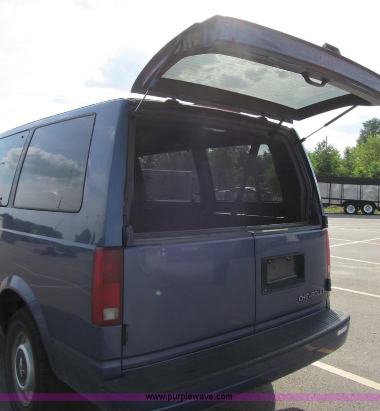 image for item M9250 1996 Chevrolet Astro van