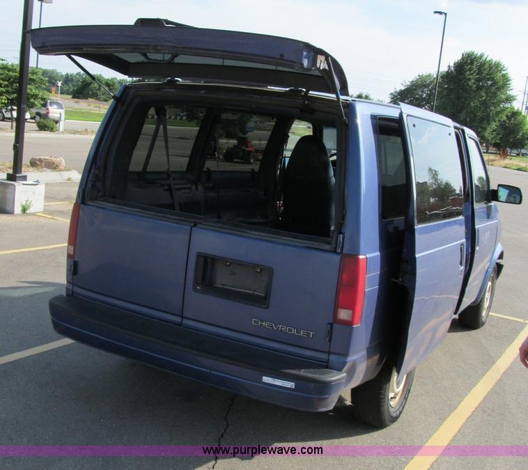 image for item M9250 1996 Chevrolet Astro van