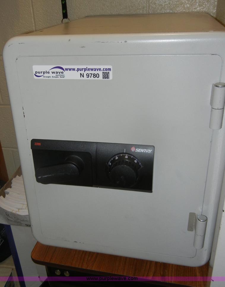image for item N9780 Sentry safe