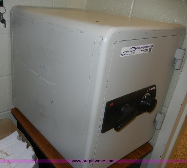 image for item N9780 Sentry safe