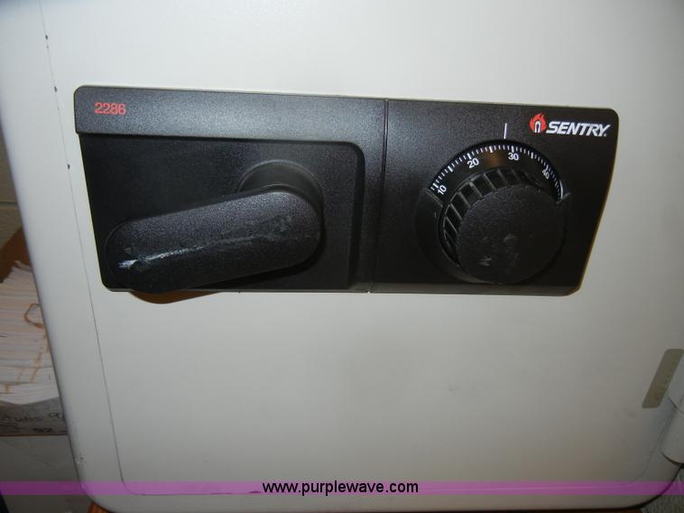 image for item N9780 Sentry safe
