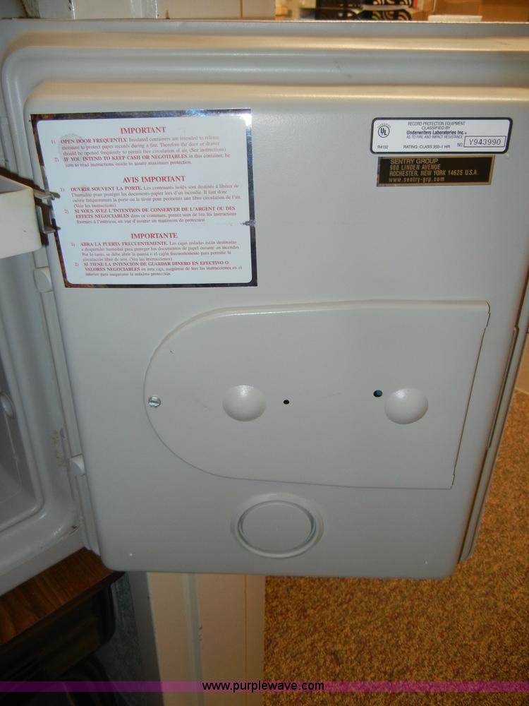 image for item N9780 Sentry safe