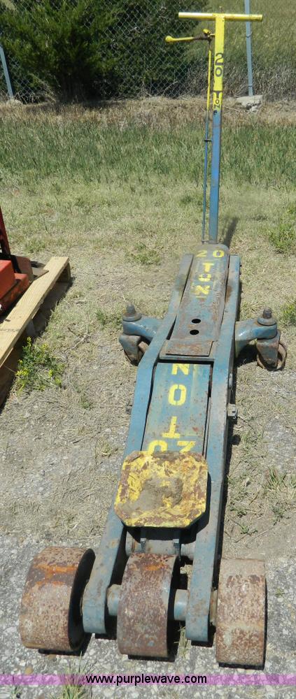 image for item T9928 20 ton floor jack