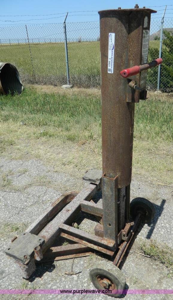 image for item T9931 Gray 2.5 ton air/hydraulic bumper jack