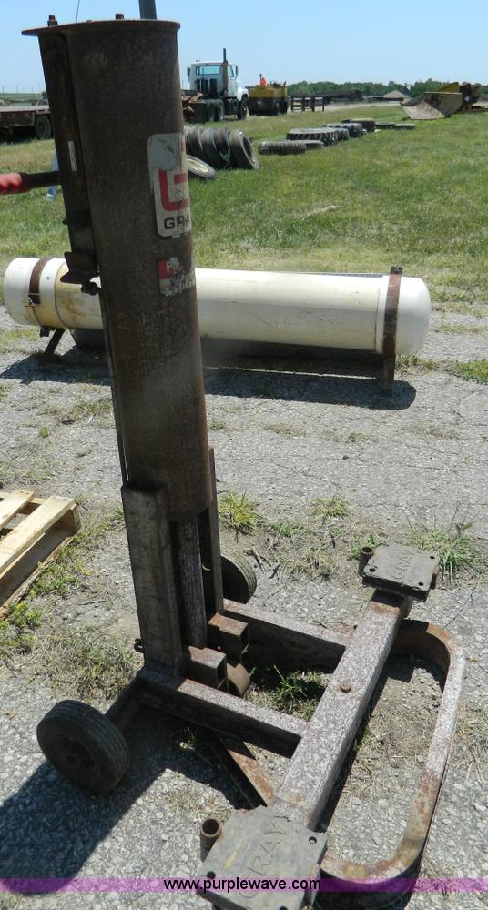 image for item T9931 Gray 2.5 ton air/hydraulic bumper jack