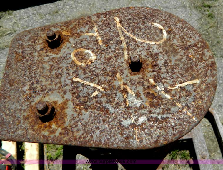 image for item T9931 Gray 2.5 ton air/hydraulic bumper jack