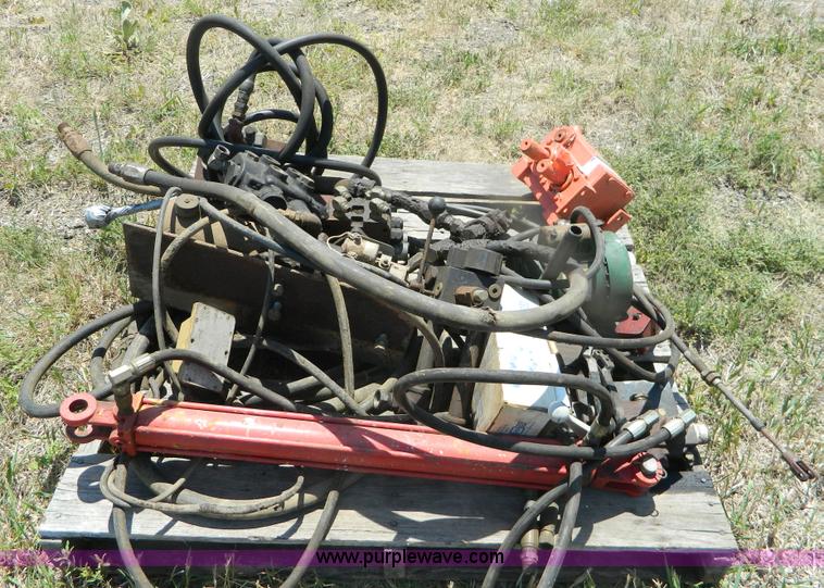 image for item T9945 Assortment of hydraulic valves and fittings