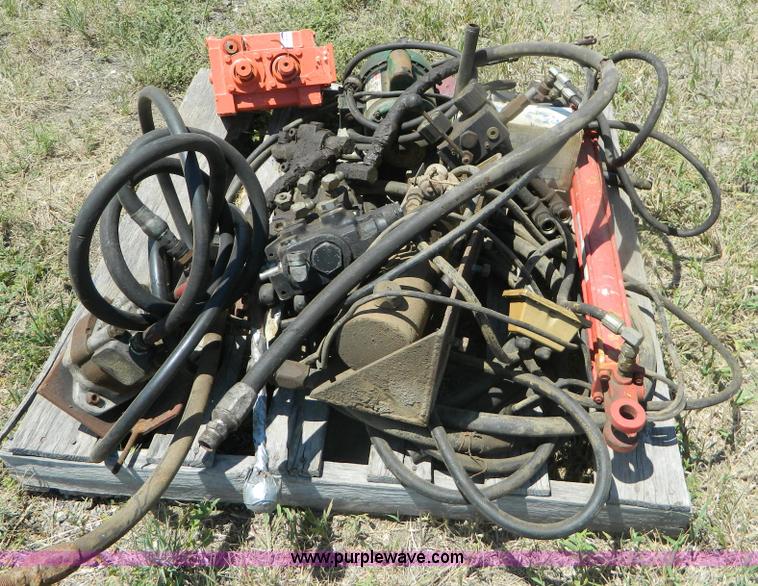 image for item T9945 Assortment of hydraulic valves and fittings