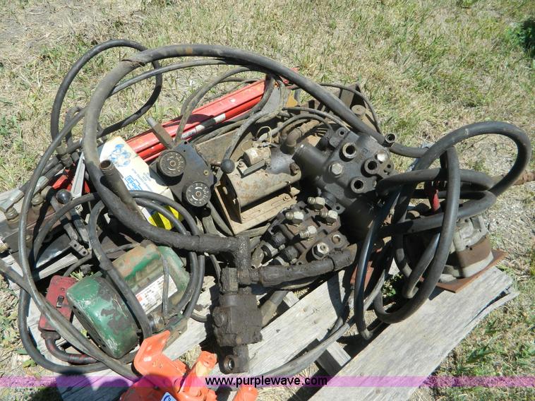 image for item T9945 Assortment of hydraulic valves and fittings