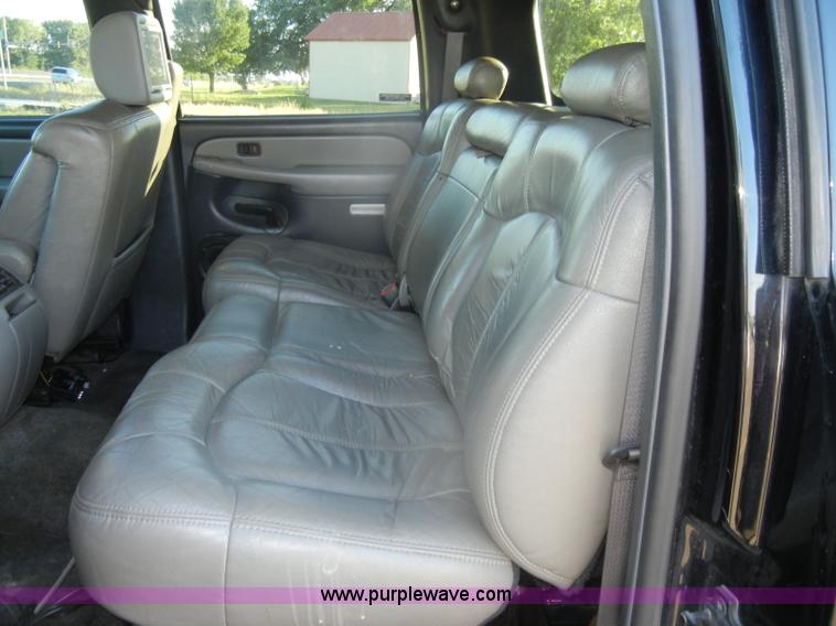 image for item D4156 2002 Chevrolet Suburban 1500 LT SUV