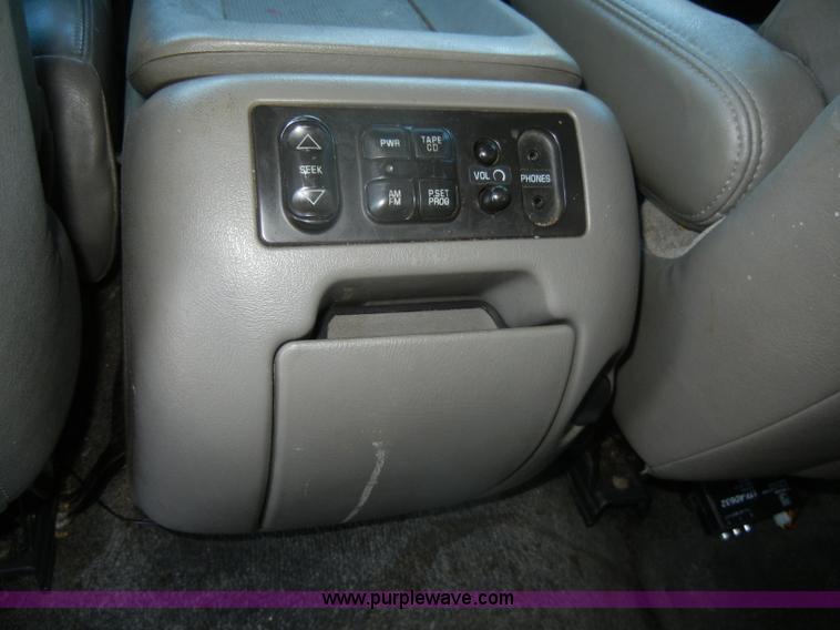 image for item D4156 2002 Chevrolet Suburban 1500 LT SUV