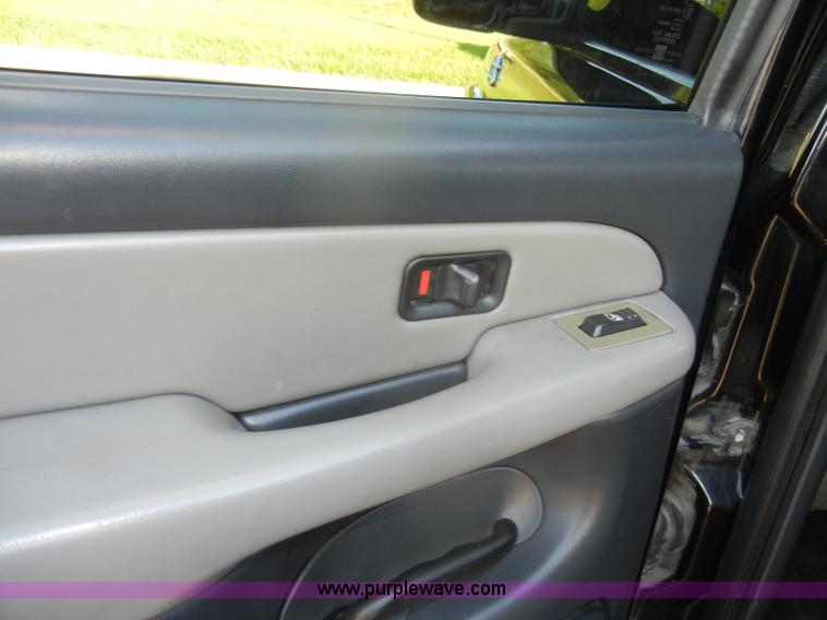 image for item D4156 2002 Chevrolet Suburban 1500 LT SUV