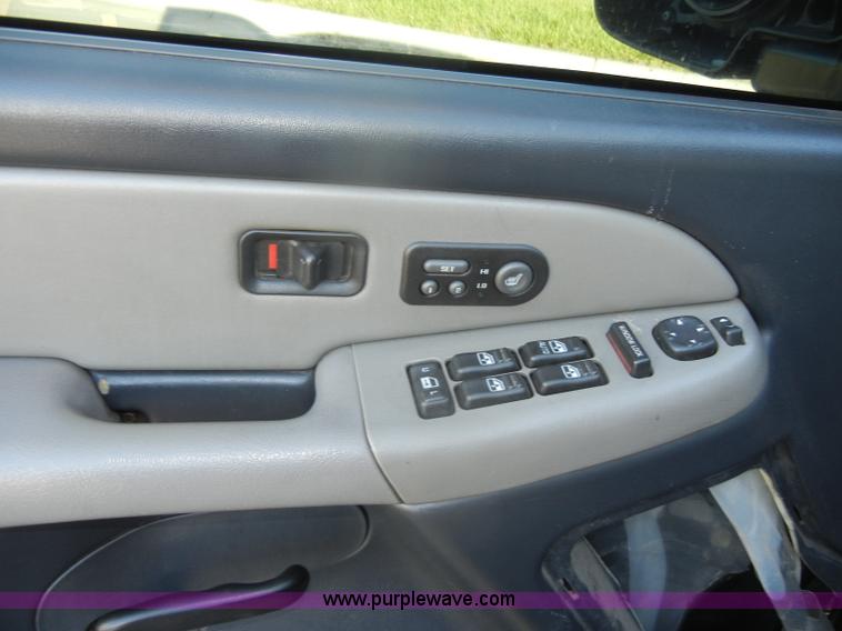 image for item D4156 2002 Chevrolet Suburban 1500 LT SUV