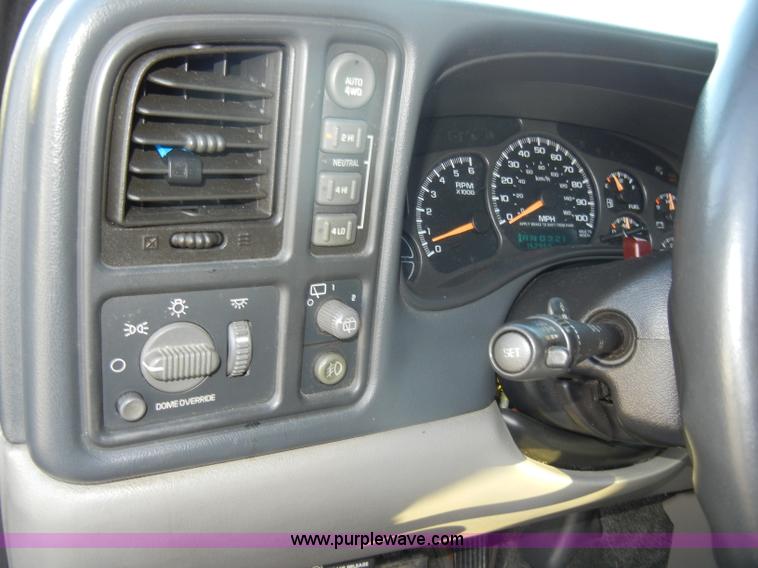 image for item D4156 2002 Chevrolet Suburban 1500 LT SUV