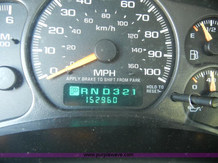 image for item D4156 2002 Chevrolet Suburban 1500 LT SUV