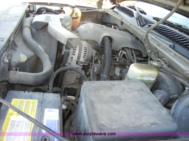 image for item D4156 2002 Chevrolet Suburban 1500 LT SUV