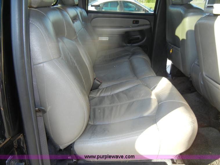 image for item D4156 2002 Chevrolet Suburban 1500 LT SUV