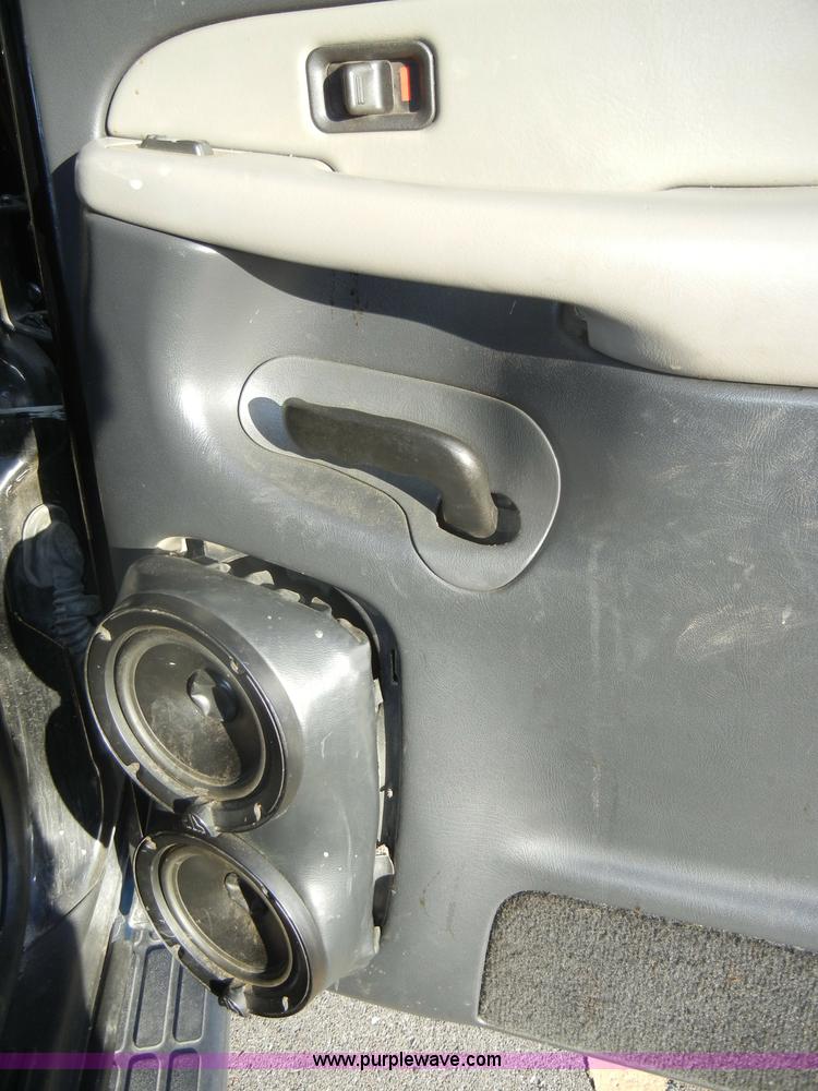 image for item D4156 2002 Chevrolet Suburban 1500 LT SUV