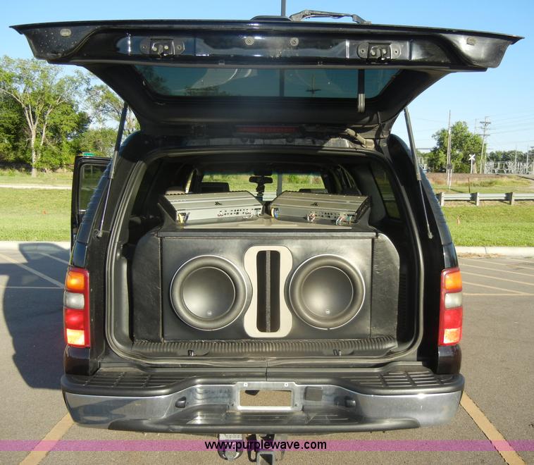 image for item D4156 2002 Chevrolet Suburban 1500 LT SUV