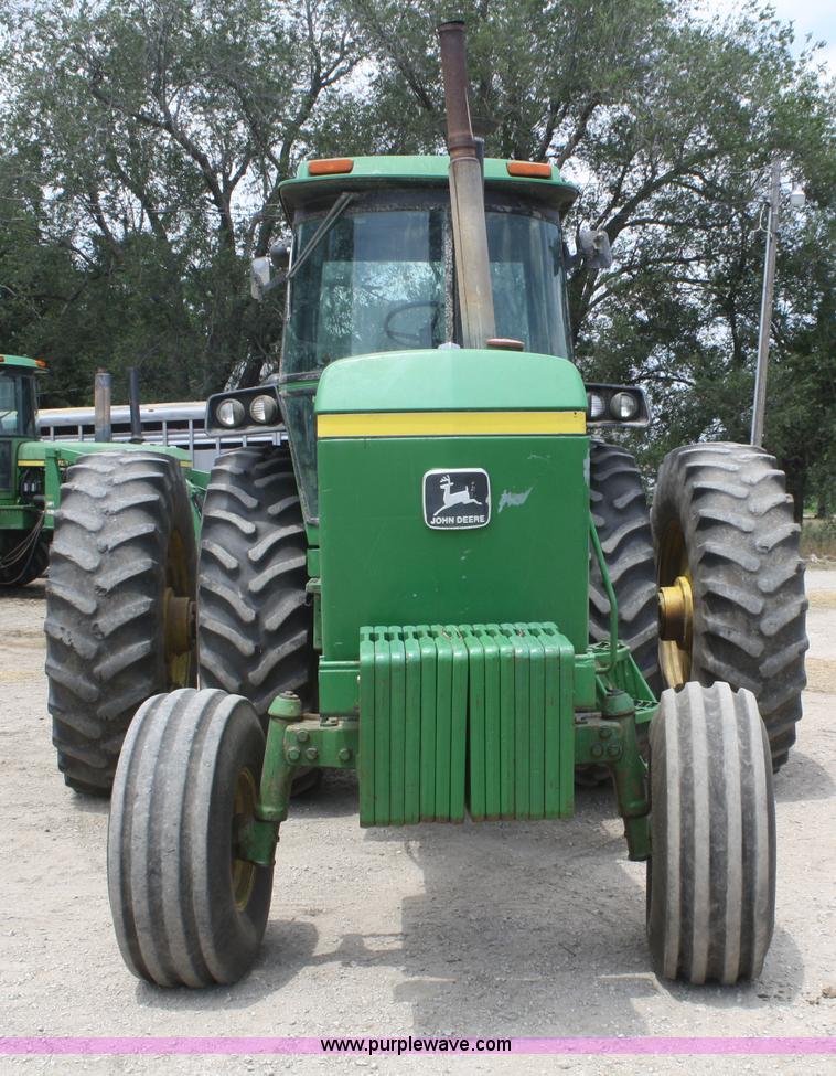 image for item B6724 1979 John Deere 4640 tractor