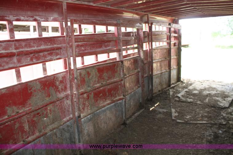 image for item B6727 2000 Travalong 24' gooseneck livestock trailer