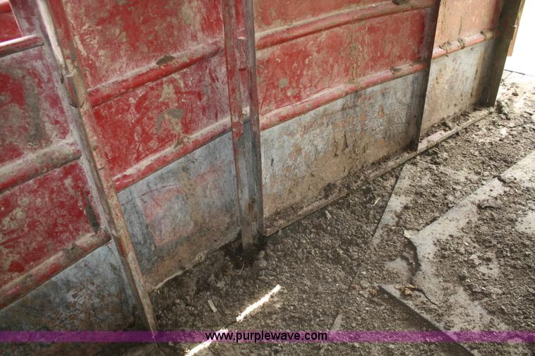 image for item B6727 2000 Travalong 24' gooseneck livestock trailer