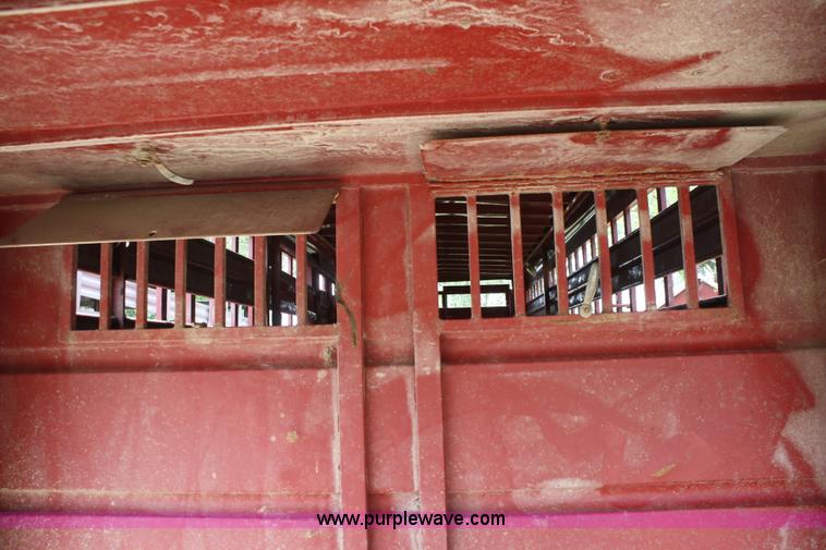 image for item B6727 2000 Travalong 24' gooseneck livestock trailer